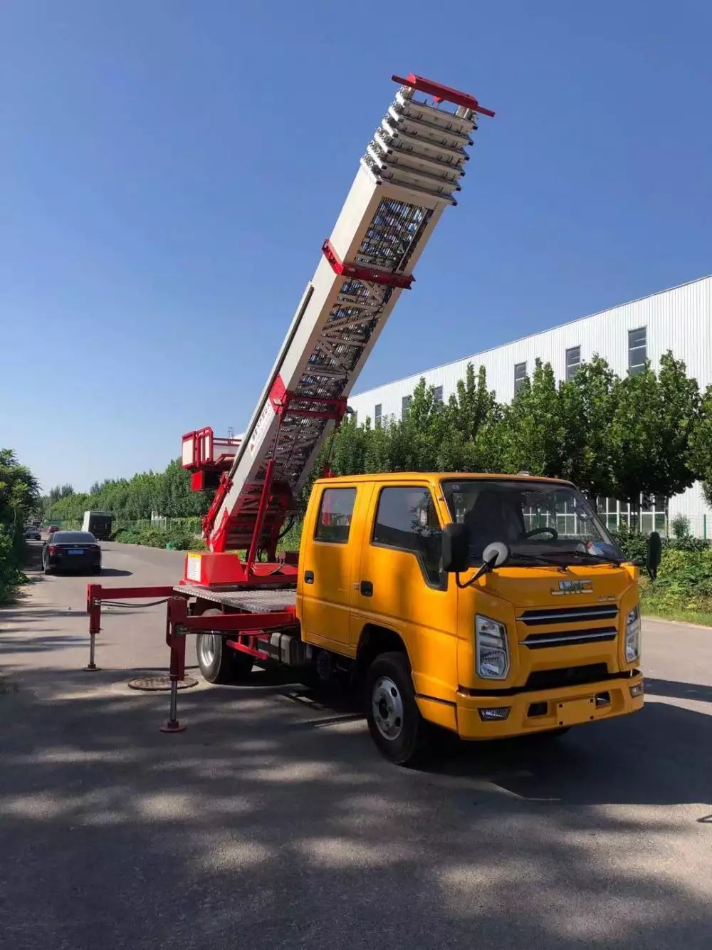 南圣镇附近的云梯车出租服务：轻松解决高空作业需求